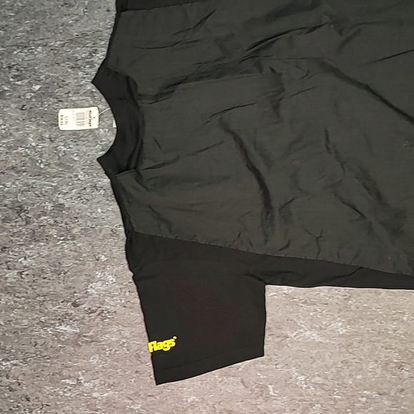 2001. Made in USA. DEADSTOCK. SIX FLAGS. BATMAN. Tee w/cape. XL - Picture 13 of 14